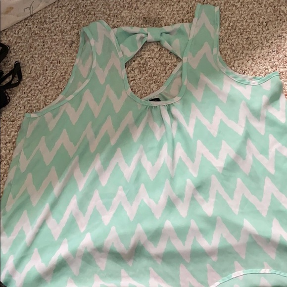 Chevron tank with bow on back - Picture 2 of 2